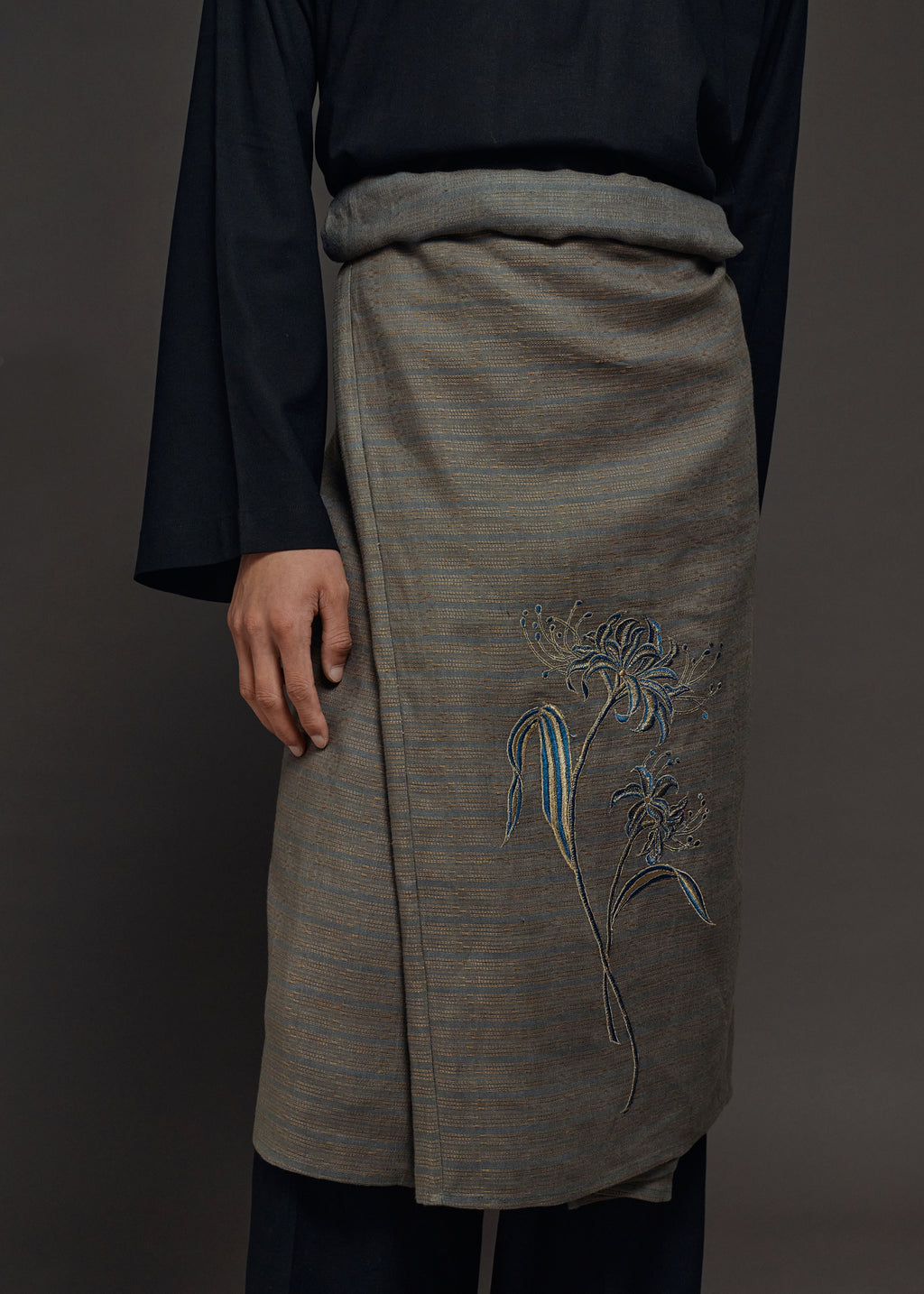 FLORAL EMBROIDERED SAMPIN IN GRAY (PRE-ORDER)