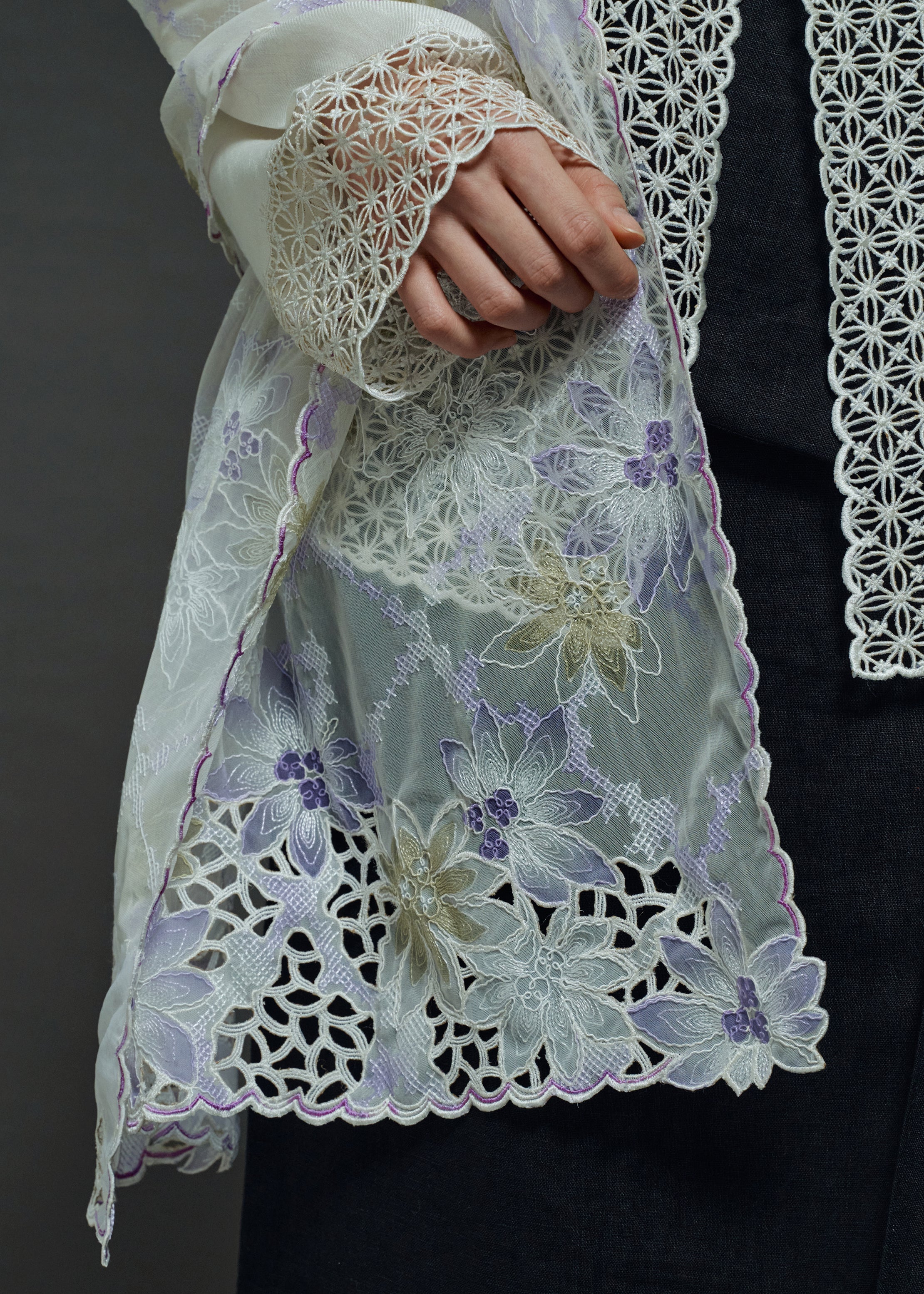 EMBROIDERED LACE SCARF IN LAVENDER (PRE-ORDER)