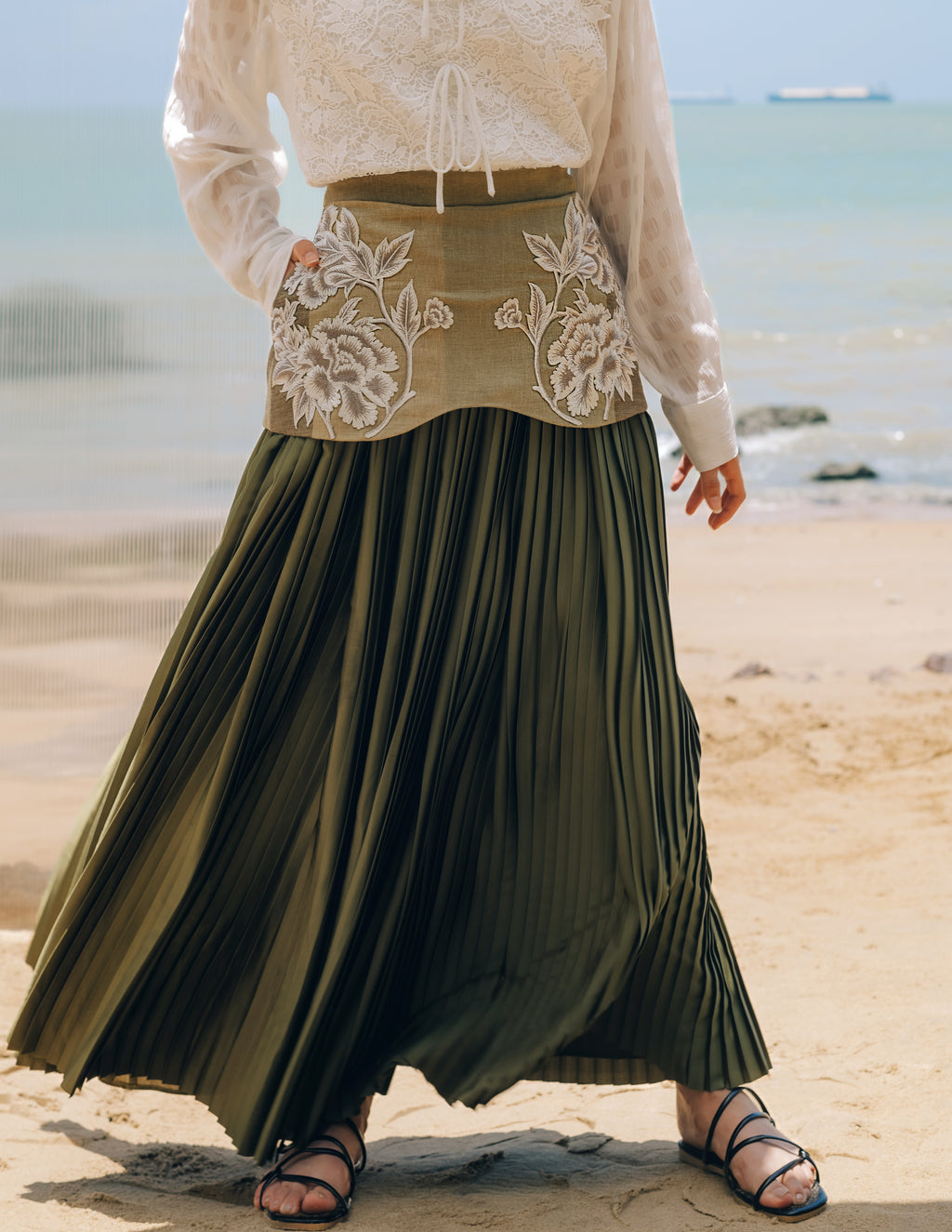 EMBROIDERED PLEATED SKIRT
