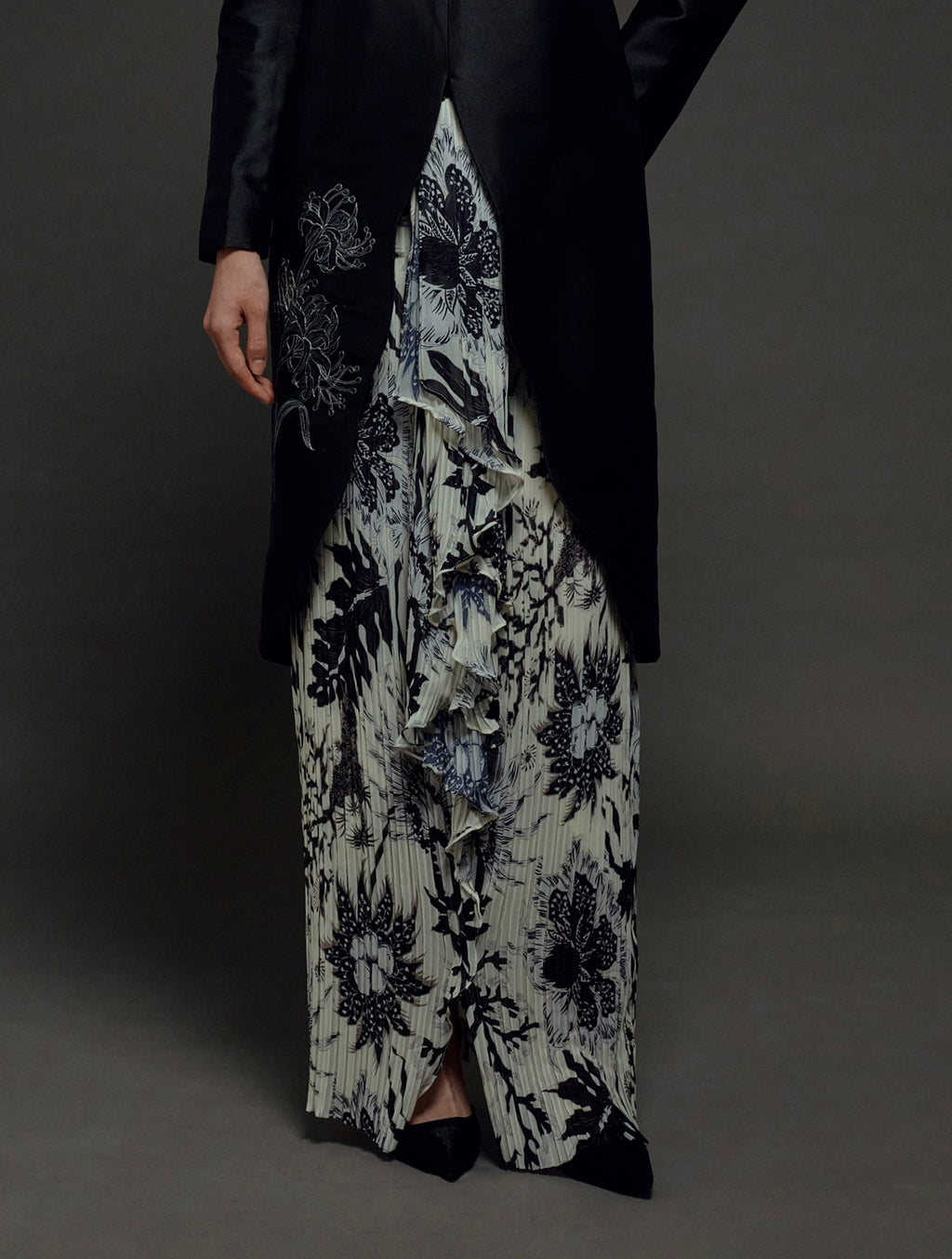 EMBROIDERED LONG KEBAYA PLEATED SET (PRE-ORDER)