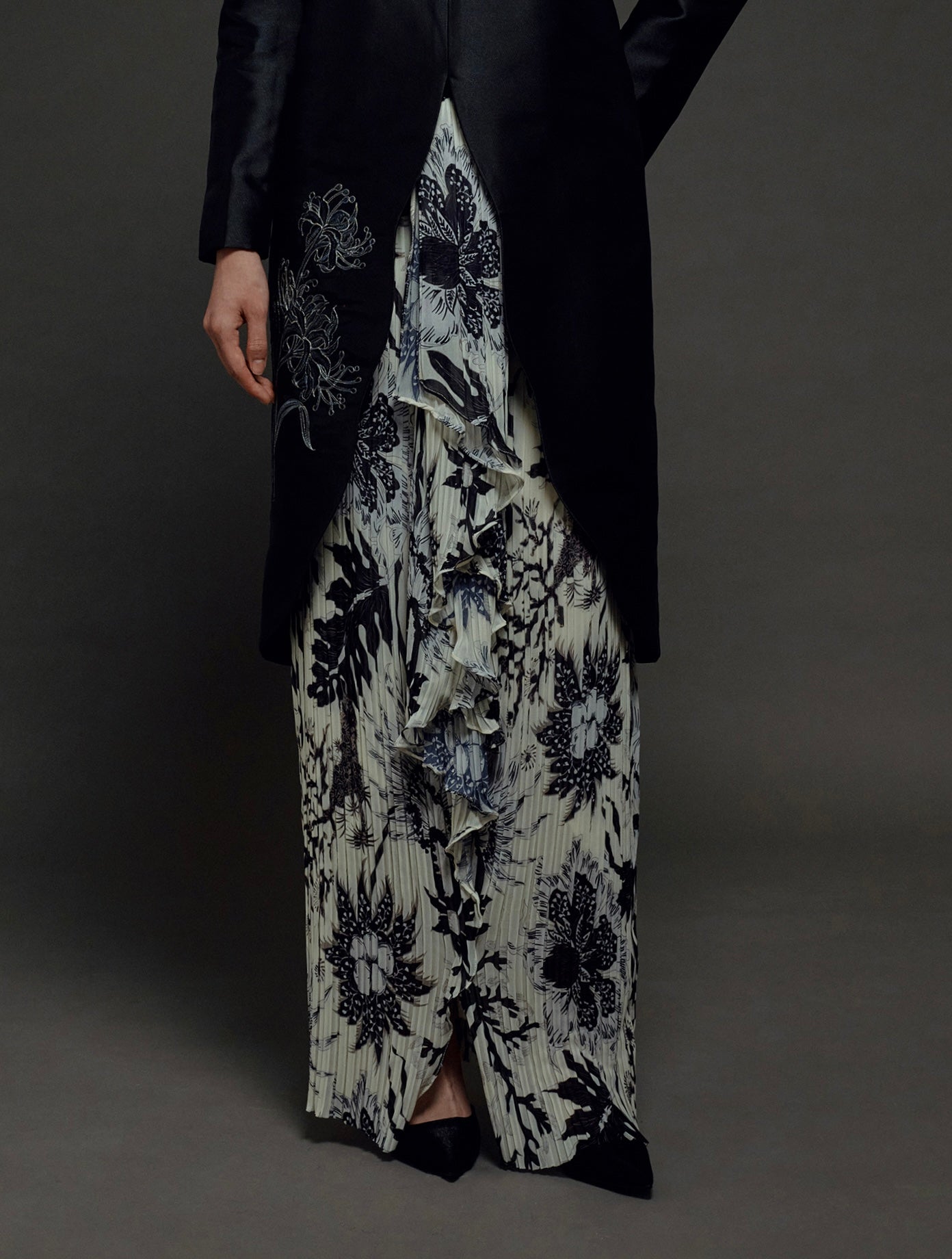 EMBROIDERED LONG KEBAYA PLEATED SET (PRE-ORDER)