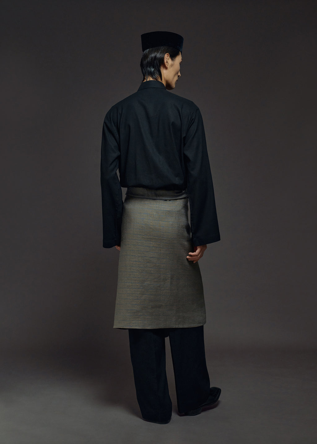 FLORAL EMBROIDERED SAMPIN IN GRAY (PRE-ORDER)