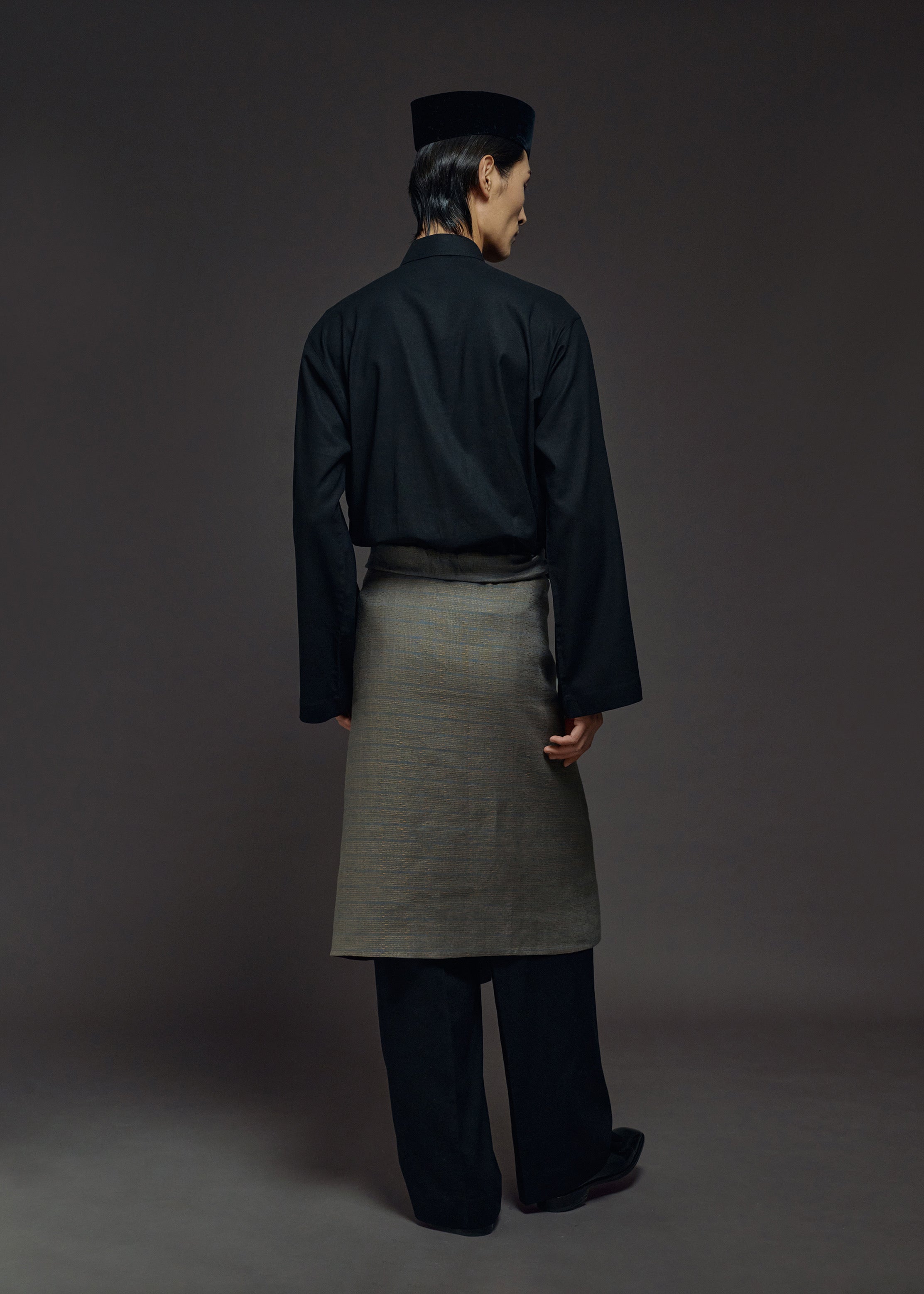 FLORAL EMBROIDERED SAMPIN IN GRAY (PRE-ORDER)