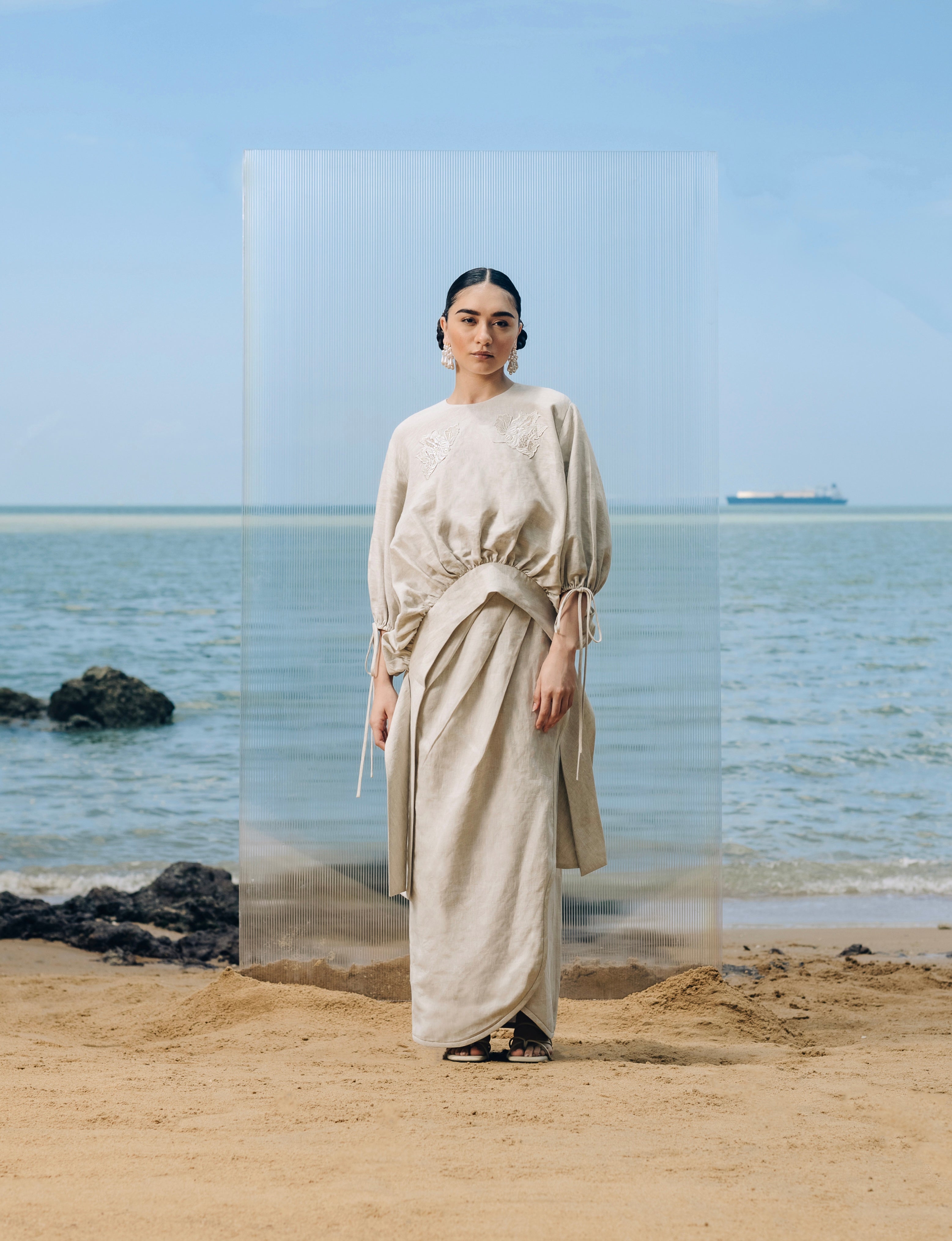 EMBROIDERED LINEN SET