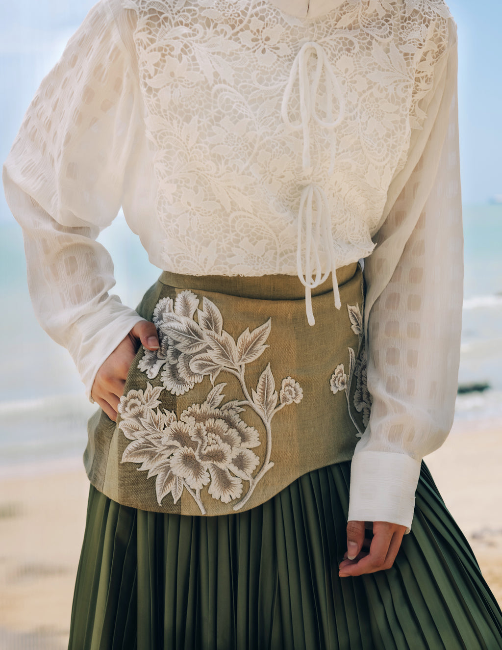 EMBROIDERED PLEATED SKIRT